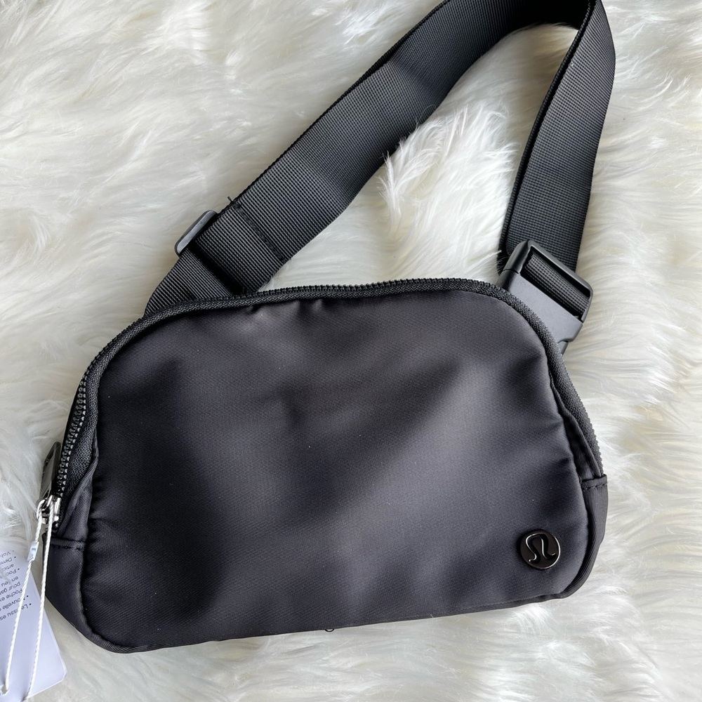 Lululemon Everywhere Belt Bag